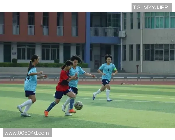 踢足球的孩子们在阳光下尽情挥洒汗水与快乐的画作展现青春活力